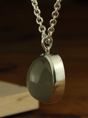 Opulenter Mondsteinanhänger in Silber gefasst